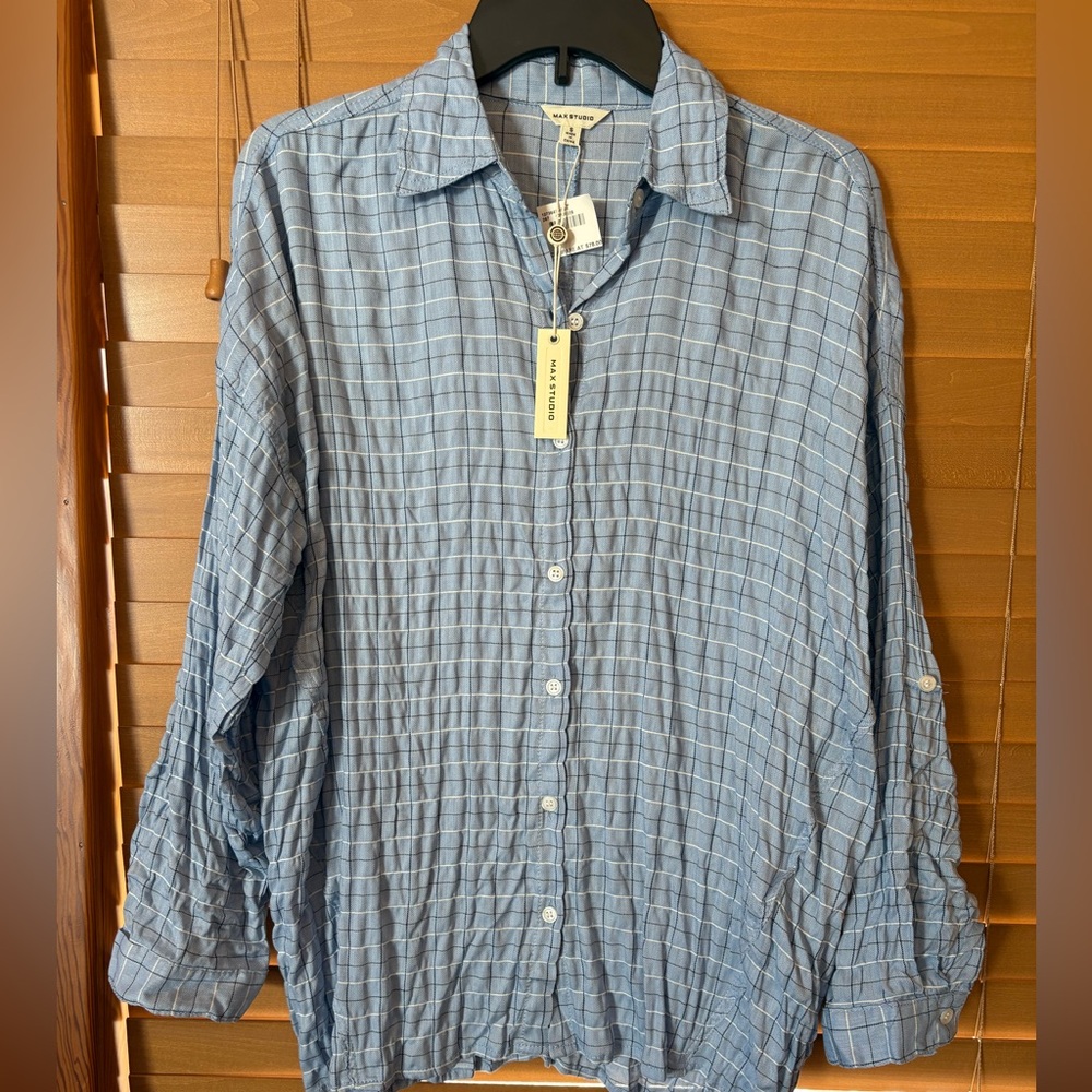 Max Studio NWT Blue Texture Crinkle Button Down. No ironing required. Oversized